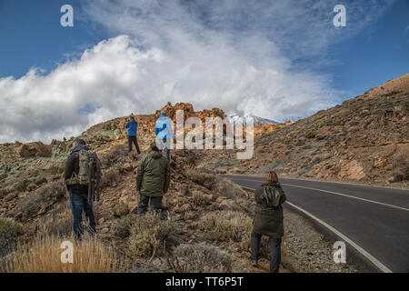 Un gruppo di fotografi sempre in posizione di prendere una foto di Snow capped Mount Teide Tenerife Foto Stock