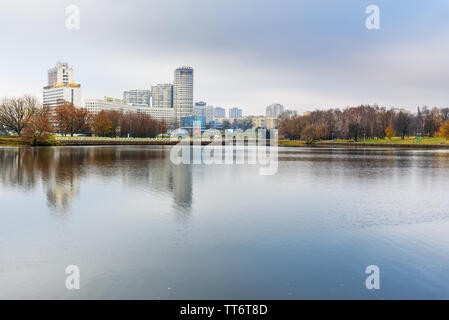 Minsk, Bielorussia - 16 Novembre 2018: Cityscape con edifici grattacielo sull argine del fiume Svisloch in centro di Minsk Foto Stock