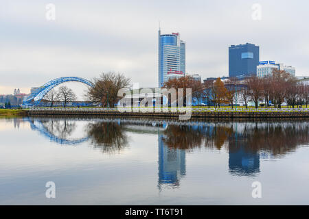 Minsk, Bielorussia - 16 Novembre 2018: argine del fiume Svisloch in centro di Minsk Foto Stock