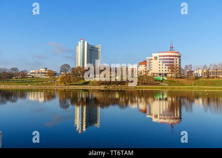 Minsk, Bielorussia - 16 Novembre 2018: argine del fiume Svisloch in centro di Minsk Foto Stock