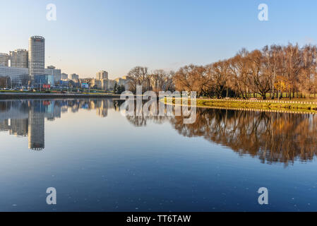 Minsk, Bielorussia - 16 Novembre 2018: argine del fiume Svisloch in centro di Minsk Foto Stock