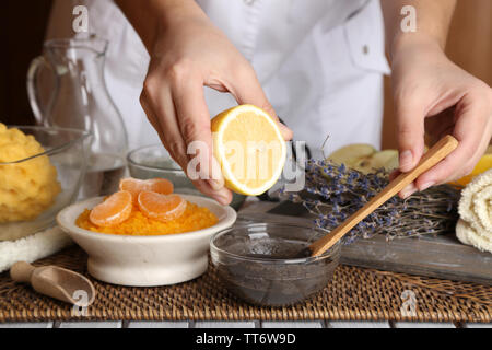 Estetista rende cosmetici per il viso maschere, close-up Foto Stock