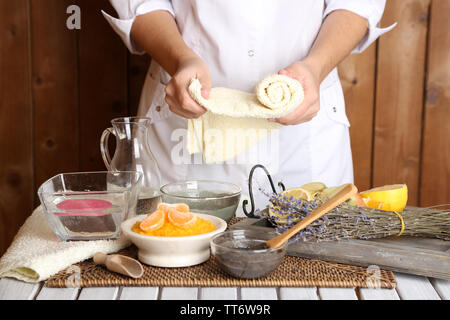 Estetista rende cosmetici per il viso maschere, close-up Foto Stock