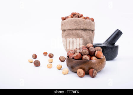 Materie nocciole di su isolati sruface bianco Foto Stock