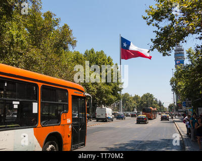 SANTIAGO DE Cile, Cile - 26 gennaio 2018: intenso traffico su Avenida La Alameda, la più importante strada di Santiago de Chile. In background, Foto Stock