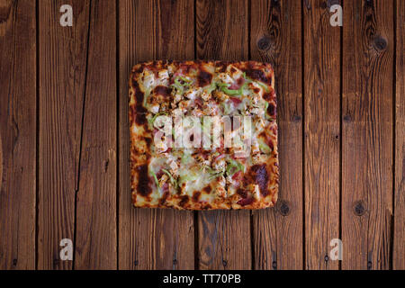 Square pizza sul tavolo di legno, vista dall'alto del quadrato delle fette di pizza Foto Stock