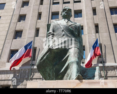 SANTIAGO DE Cile, Cile - 26 gennaio 2018 : Monumento a statista cileno e figura politica. Salvador Allende Gossens in Santiago de Chile. Egli d Foto Stock