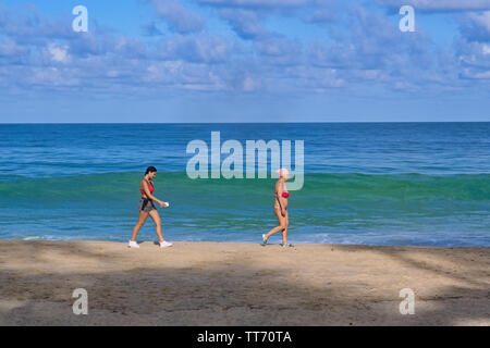 La mattina presto walkers a Bang Tao Beach, Phuket, Tailandia Foto Stock