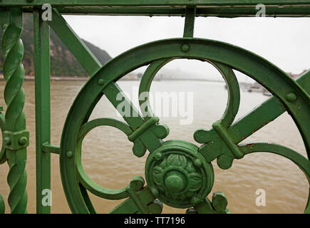 Recinto verde nella parte anteriore del Danubio Foto Stock