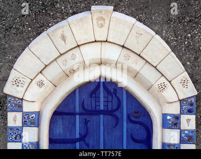 Close up di blu porta con arco circondano Foto Stock