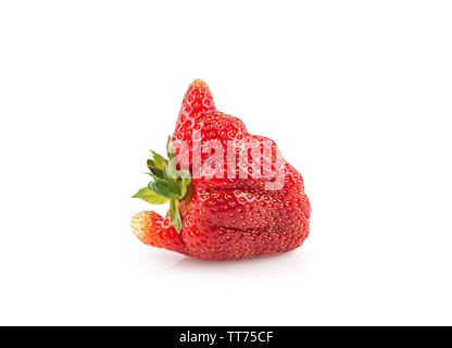 Brutto home organico cresciuto fragola isolati su sfondo bianco.Trendy cibo brutto.strano divertente frutta imperfetta .deformato producono rifiuti alimentari concetto. Foto Stock