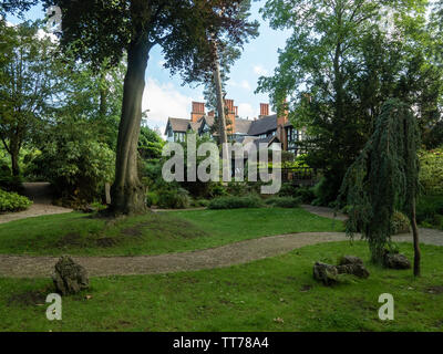 Terreni Del Bhaktivedanta Manor. Casa di campagna di Mock-Tudor donata da George Harrison come centro per i rituali e l'apprendimento ISKCON. Foto Stock