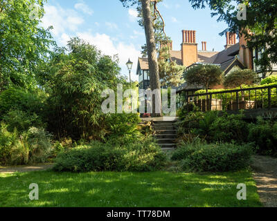 Terreni Del Bhaktivedanta Manor. Casa di campagna di Mock-Tudor donata da George Harrison come centro per i rituali e l'apprendimento ISKCON. Foto Stock