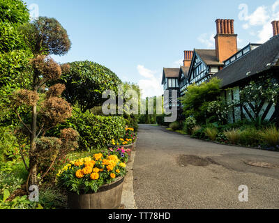 Terreni Del Bhaktivedanta Manor. Casa di campagna di Mock-Tudor donata da George Harrison come centro per i rituali e l'apprendimento ISKCON. Foto Stock