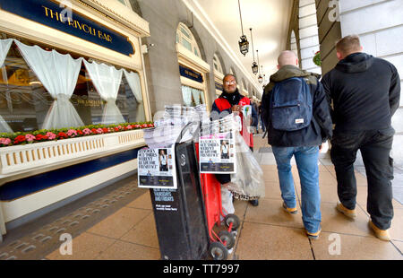 Londra, Inghilterra, Regno Unito. Sera giornale Standard 'seller" (carta libera) in Piccadilly dal Ritz Hotel Foto Stock