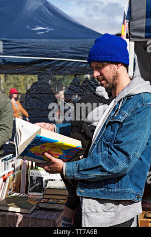 Un uomo legge un libro a Clunes Booktown festival in 1850 gold città mineraria di Clunes in Victoria Australia. Foto Stock