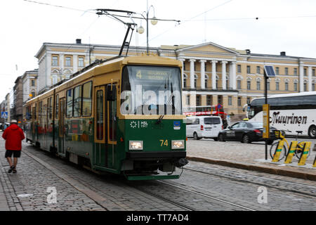 Il tram numero 74, tipo MLNRV II, sulla linea 4 sulla Piazza del Senato a Helsinki in Finlandia Foto Stock