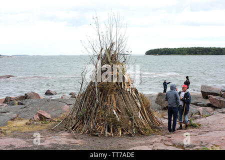 Tradizionale falò di mezza estate al mare nel quartiere Lauttasaari, Helsinki Foto Stock