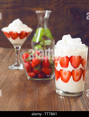 Fragola panna cotta con acqua detox Foto Stock