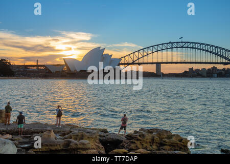 Sydney Harbour Bridge e Opera House - Punti di riferimento sulle rive del fiume Paramatta al tramonto Foto Stock