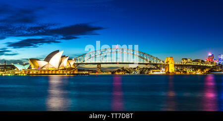 Sydney Harbour Bridge e Opera House - Punti di riferimento sulle rive del fiume Paramatta al tramonto Foto Stock