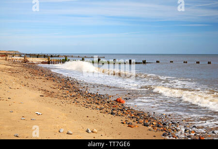 Una vista di onde che si infrangono sulla riva est in Norfolk a carrello Gap, Happisburgh, Norfolk, Inghilterra, Regno Unito, Europa. Foto Stock