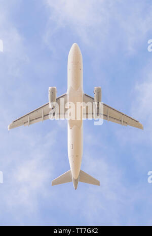 Aereo in fase di decollo, fotografata da sotto Foto Stock