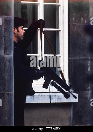 La polizia. Armati di polizia britannica. Londra Inghilterra. 1986 polizia britannica armati di pistole. 1986 fotografie da una serie fotografato in 1986 che mostra il processo di abilitazione della polizia britannica, tradizionalmente al momento non armati.speciale di polizia armati guard Lambeth Magistrates Court di Londra durante una prova di IRA. Visto usando un Heckler e Koch Foto Stock