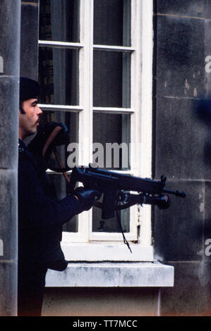 La polizia. Armati di polizia britannica. Londra Inghilterra. 1986 polizia britannica armati di pistole. 1986 fotografie da una serie fotografato in 1986 che mostra il processo di abilitazione della polizia britannica, tradizionalmente al momento non armati.speciale di polizia armati guard Lambeth Magistrates Court di Londra durante una prova di IRA. Visto usando un Heckler e Koch Foto Stock