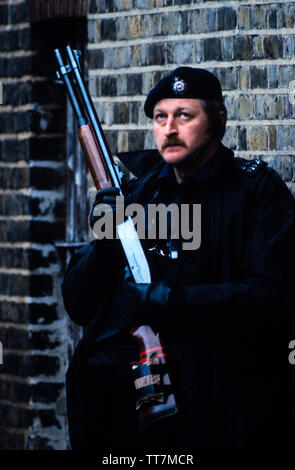 La polizia. Armati di polizia britannica. Londra Inghilterra. 1986 polizia britannica armati di pistole. 1986 fotografie da una serie fotografato in 1986 che mostra il processo di abilitazione della polizia britannica, tradizionalmente al momento non armati.speciale di polizia armati guard Lambeth Magistrates Court di Londra durante una prova di IRA. Visto usando un Remington colpo di pistola. Foto Stock