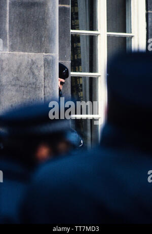 La polizia. Armati di polizia britannica. Londra Inghilterra. 1986 polizia britannica armati di pistole. 1986 fotografie da una serie fotografato in 1986 che mostra il processo di abilitazione della polizia britannica, tradizionalmente al momento non armati.speciale di polizia armati guard Lambeth Magistrates Court di Londra durante una prova di IRA. Visto usando un Remington colpo di pistola. Foto Stock