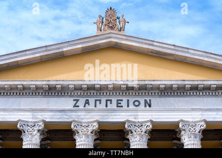 La città di Atene, Attica / Grecia - 20 Maggio 2019: vista ravvicinata del frontone di Zappeion Hall sulla sua facciata neo-classico edificio nel Giardino Nazionale Foto Stock