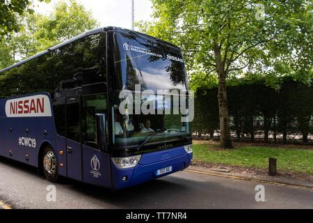 Cardiff Wales, Regno Unito, 15 giugno 2019. Team Sud Africa autobus arriva per la pioggia-ritardata la Coppa del Mondo di cricket match tra il Sud Africa e l'Afghanistan a Cardiff Galles Stadium. Le settimane di apertura della Coppa del Mondo di cricket sono state colpite dalla pioggia diffusa in tutta l'Inghilterra e Galles. Credito: Mark Hawkins/Alamy Live News Foto Stock