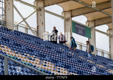 Cardiff Wales, Regno Unito, 15 giugno 2019. Ventole prendere i loro posti per la pioggia-ritardata la Coppa del Mondo di cricket match tra il Sud Africa e l'Afghanistan a Cardiff Galles Stadium. Le settimane di apertura della Coppa del Mondo di cricket sono state colpite dalla pioggia diffusa in tutta l'Inghilterra e Galles. Credito: Mark Hawkins/Alamy Live News Foto Stock