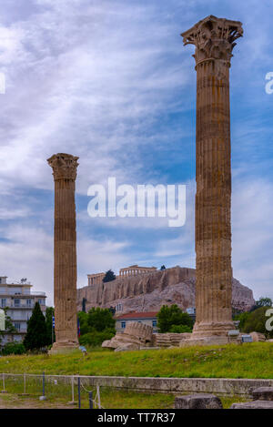 Atene, Attica / Grecia. Il Tempio di Zeus Olimpio noto anche come Olympieion o colonne di Zeus Olimpio. L'Acropoli, il Partenone Foto Stock