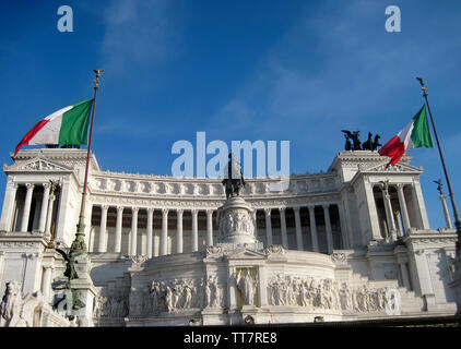 Vista esterna del VITTORIO EMANUELE II monumento noto anche come la torta di compleanno edificio, Roma, Italia. Foto Stock