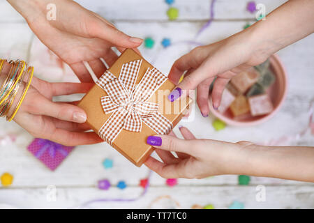 Mani femminili azienda dono close-up Foto Stock