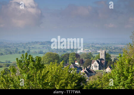Una vista di St. James Church da Park a piedi in Shaftesbury, Dorset. Foto Stock