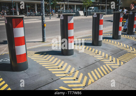 Berlino, Germania - Giugno 2019: Anti terrore barricata, carrello il blocco di protezione sul marciapiede da Breitscheidplatz a Berlino Foto Stock