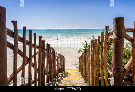 Fantastica vista sulla spiaggia di Diani con sabbia bianca e turchese Oceano Indiano, Kenya Foto Stock