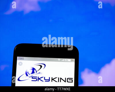 In questa foto illustrazione il re Sky Airlines logo è visto visualizzata su uno smartphone Foto Stock