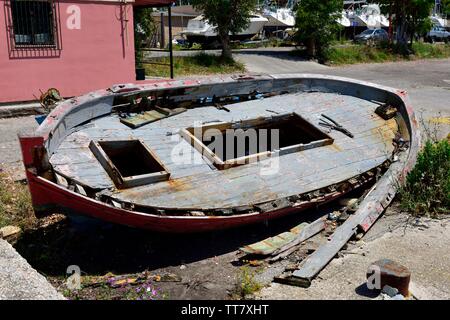 Vecchia barca in legno,sulla terra asciutta Foto Stock