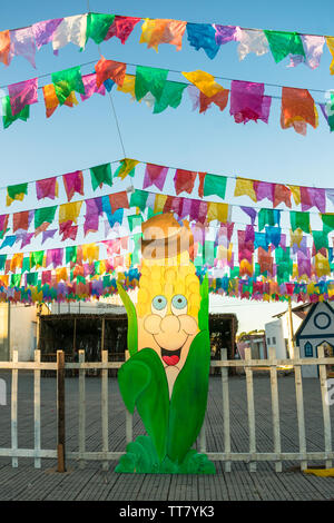 Oeiras, Brasile - Circa Giugno 2019: decorazioni per le feste di giugno (aka festas de Sao Joao) nel centro storico di Oeiras, Piauí Foto Stock