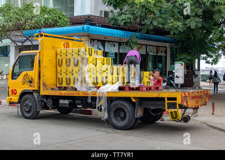 PATTAYA, Thailandia, Apr 29 2018, birra consegna camion sulla strada, Pattaya Foto Stock