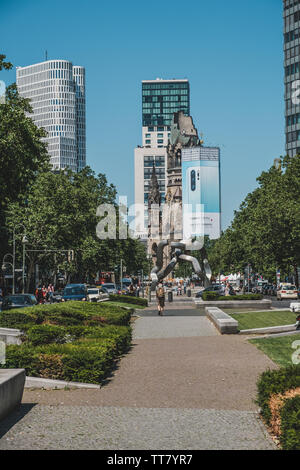 Berlino, Germania - Giugno 2019: Berlino centro, il Tauentzienstr. /Kurfuerstendamm / Kudamm, il più famoso quartiere dello shopping Foto Stock