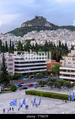 Atene, Attica / Grecia. La città di Atene in Grecia con Colle Lycabettus come visto dal punto di osservazione del Stadio Panateneico (Kallimarmaron) Foto Stock