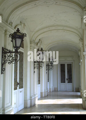 Passerella a Palazzo Festetics a Keszthely, Ungheria. Palazzo Festetics cortile. Si tratta di un ampio complesso di edifici della famiglia Festetics, più laborato Foto Stock