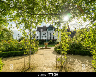 Terreni Del Bhaktivedanta Manor. Casa di campagna di Mock-Tudor donata da George Harrison come centro per i rituali e l'apprendimento ISKCON. Foto Stock