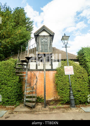 Terreni Del Bhaktivedanta Manor. Casa di campagna di Mock-Tudor donata da George Harrison come centro per i rituali e l'apprendimento ISKCON. Foto Stock