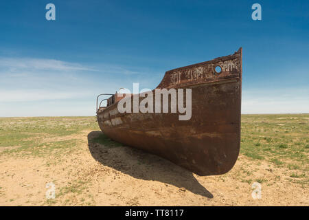 Vecchia barca a terra Foto Stock